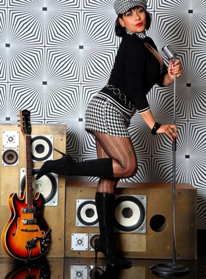 18 year old cutie Carmen Callaway sexys her two study buddies at the same time